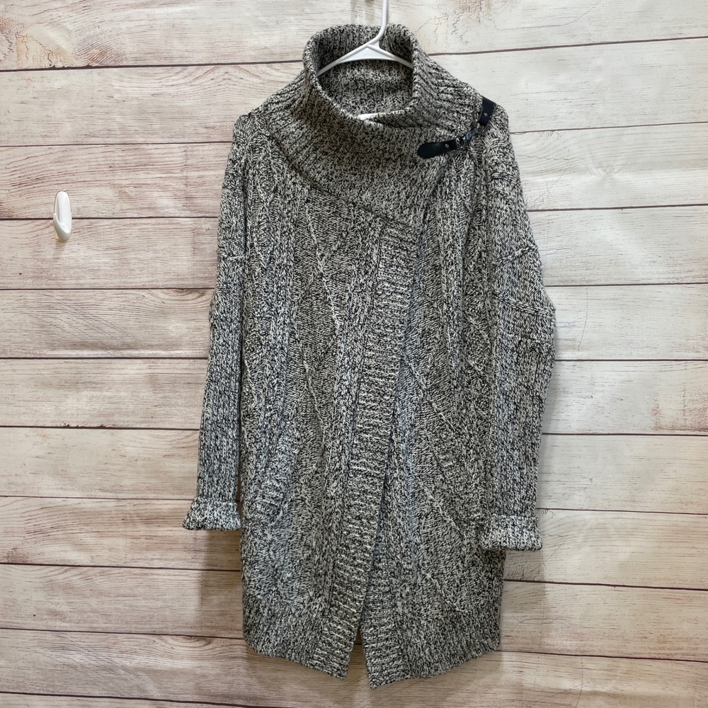 EXCELLENT‎ CONDITION RD STYLE CARDIGAN SWEATER IN BLACK AND WHITE